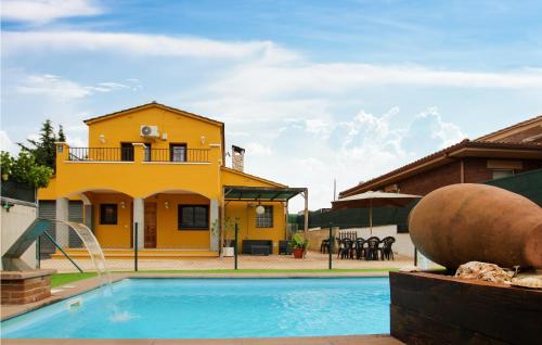 Piscina, Amazing home in Sils with 4 Bedrooms, Outdoor swimming pool and WiFi in Sils Piscina, Amazing home in Sils with 4 Bedrooms, Outdoor swimming pool and WiFi in Sils