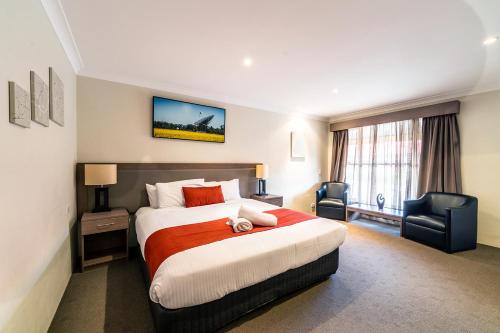 Guestroom, Parkes International in Parkes Guestroom, Parkes International in Parkes