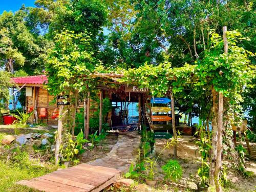 Restaurant, The Cliff Hostel, M'pay Bay in Koh Rong Sanloem Restaurant, The Cliff Hostel, M'pay Bay in Koh Rong Sanloem