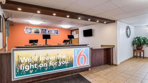 Lobby, Motel 6 Elk Grove Village, IL in West O'Hare Lobby, Motel 6 Elk Grove Village, IL in West O'Hare