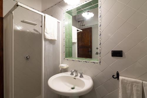 Bathroom, Tenuta Donna Vittoria - Edera in Porticalazzo Bathroom, Tenuta Donna Vittoria - Edera in Porticalazzo