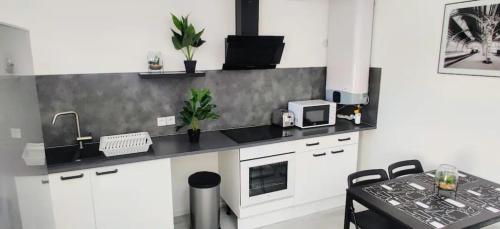 Kitchen, Suites Rive Gauche - DUPLEX Region FONTAINEBLEAU - Chez Marc in Cannes Ecluse Kitchen, Suites Rive Gauche - DUPLEX Region FONTAINEBLEAU - Chez Marc in Cannes Ecluse