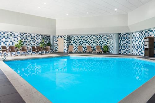 สระว่ายน้ำ, Holiday Inn Louisville East - Hurstbourne By IHG in ดักลาส ฮิลล์ สระว่ายน้ำ, Holiday Inn Louisville East - Hurstbourne By IHG in ดักลาส ฮิลล์