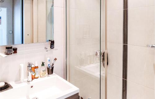 Bathroom, Amazing apartment in Triel-sur-Seine with 2 Bedrooms and WiFi in Triel-Sur-Seine Bathroom, Amazing apartment in Triel-sur-Seine with 2 Bedrooms and WiFi in Triel-Sur-Seine