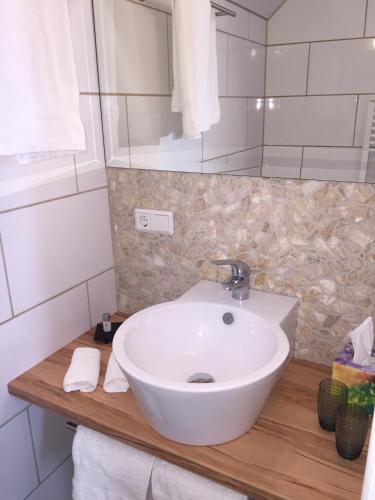 Bathroom, Hotel Achilles in Kirkel Bathroom, Hotel Achilles in Kirkel