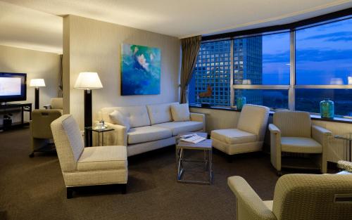 Pub/Lounge, Chateau Lacombe Hotel in Edmonton (AB) Pub/Lounge, Chateau Lacombe Hotel in Edmonton (AB)