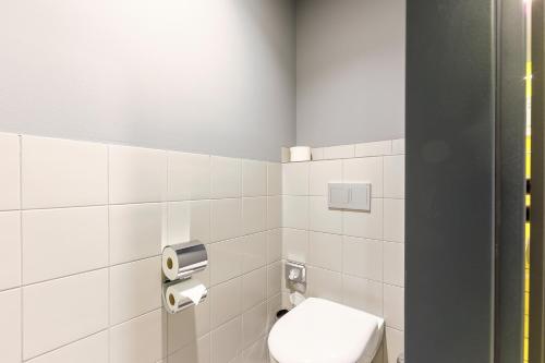 Bathroom, MEININGER Hotel Dresden Zentrum in Dresden Bathroom, MEININGER Hotel Dresden Zentrum in Dresden