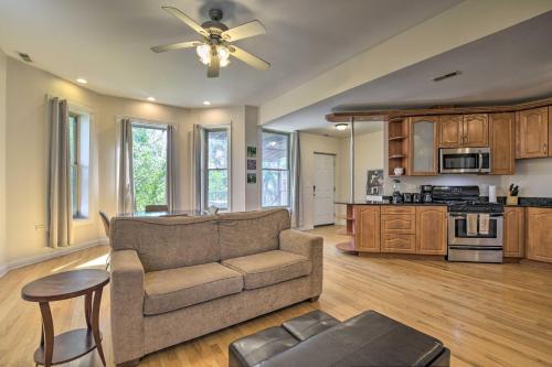 Cozy Chicago Condo Close to Parks and Downtown in Woodlawn Cozy Chicago Condo Close to Parks and Downtown in Woodlawn