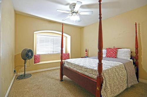 Lakeside Mansion- Waterfront, Sleeps 50, Boat ramp in Lake Elsinore (CA) Lakeside Mansion- Waterfront, Sleeps 50, Boat ramp in Lake Elsinore (CA)