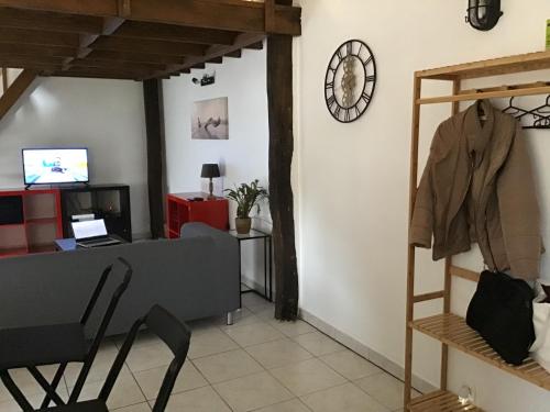 Entrance, Refuge confort, Wifi, Equipe, Proche centre-ville in Les Molieres (Ile-de-France) Entrance, Refuge confort, Wifi, Equipe, Proche centre-ville in Les Molieres (Ile-de-France)