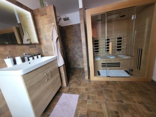 Zuhanyzó, U strýčka Příhody (U strycka Prihody) in Karolinka Zuhanyzó, U strýčka Příhody (U strycka Prihody) in Karolinka