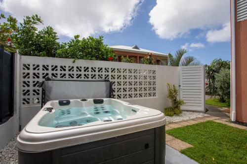 Hot tub, Hotel Guadeloupe Palm Suites in Saint Francois Hot tub, Hotel Guadeloupe Palm Suites in Saint Francois