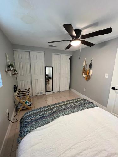 Bohemian 1 Bedroom- Minutes from Busch Gardens near Museum of Science and Industry Bohemian 1 Bedroom- Minutes from Busch Gardens near Museum of Science and Industry