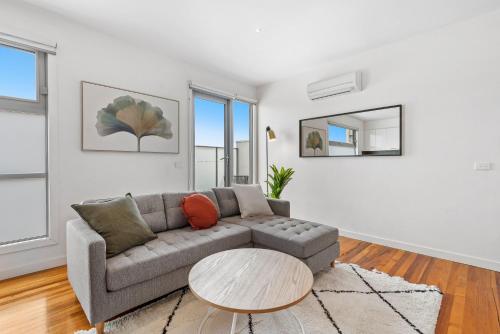 Guestroom, Chic 2-Bed Townhouse Near Flemington Racecourse in Flemington Guestroom, Chic 2-Bed Townhouse Near Flemington Racecourse in Flemington