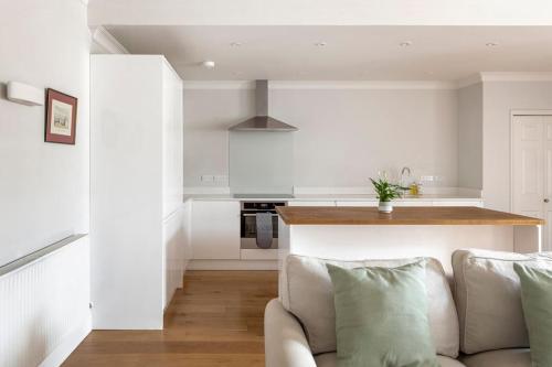 Kitchen, Stylish Royal Crescent Apartment in Lower Weston Kitchen, Stylish Royal Crescent Apartment in Lower Weston