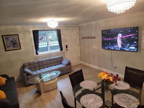 Oscar INN & 2bd Family Suite Separate Entry With Kitchen in Abbotsford Oscar INN & 2bd Family Suite Separate Entry With Kitchen in Abbotsford