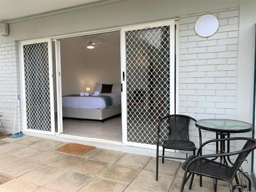 Broadwater Keys Holiday Apartments in Labrador Broadwater Keys Holiday Apartments in Labrador