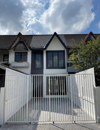 Private Cozy Townhouse Near Lanmuang Village in San Sai Private Cozy Townhouse Near Lanmuang Village in San Sai