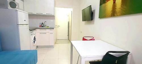Instalaciones, Beachfront Studio Apartment Bat Yam 412 in Bat Yam Instalaciones, Beachfront Studio Apartment Bat Yam 412 in Bat Yam