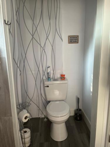 Single Room with Twin Bed on Private Property in Eustis (FL) Single Room with Twin Bed on Private Property in Eustis (FL)