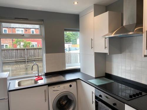 Kitchen, Cheerful 3 bedroom Townhouse in Hunslet Carr Kitchen, Cheerful 3 bedroom Townhouse in Hunslet Carr