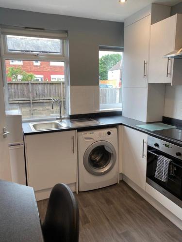 Kitchen, Cheerful 3 bedroom Townhouse in Hunslet Carr Kitchen, Cheerful 3 bedroom Townhouse in Hunslet Carr