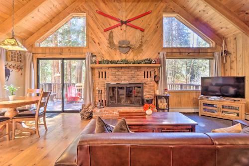 Alma Cloud 9 Cabin with Fireplace and Wooded Views! in บลู ริเวอร์ Alma Cloud 9 Cabin with Fireplace and Wooded Views! in บลู ริเวอร์
