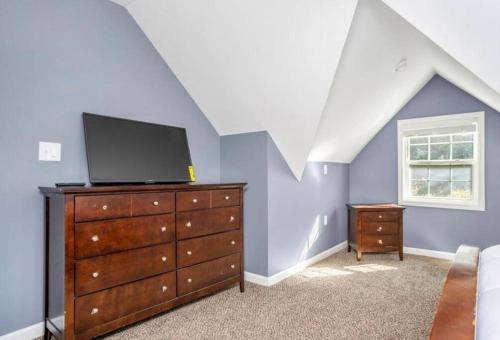 3 Bedroom Home with a Fire Pit and Hot Tub in Cascade Road 3 Bedroom Home with a Fire Pit and Hot Tub in Cascade Road