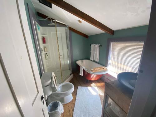 ห้องน้ำ, The Olde Angel Inn in ทะเลสาบไนการ่า (ON) ห้องน้ำ, The Olde Angel Inn in ทะเลสาบไนการ่า (ON)