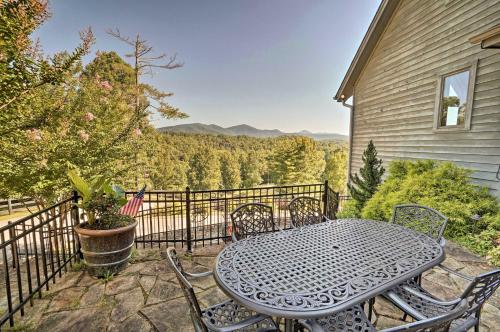 Hilltop Home with Panoramic Forest and Mountain Views! in 達洛尼加(喬治亞州) Hilltop Home with Panoramic Forest and Mountain Views! in 達洛尼加(喬治亞州)