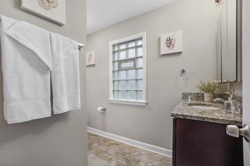 Bathroom, Flossmoor FHS Rental - Hamline Ave in Homewood (IL) Bathroom, Flossmoor FHS Rental - Hamline Ave in Homewood (IL)
