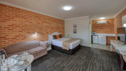 Country Gardens Motor Inn in Cowra Country Gardens Motor Inn in Cowra