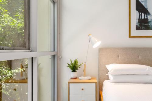 Peaceful Modern Apartment with City Views in Glebe Peaceful Modern Apartment with City Views in Glebe