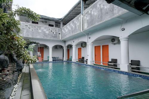 Swimming pool, RedDoorz Syariah near Exit Toll Puncak in Ciawi Swimming pool, RedDoorz Syariah near Exit Toll Puncak in Ciawi
