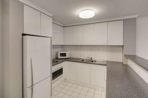 Kjøkken, Adina Serviced Apartments Canberra James Court near Australian War Memorial Kjøkken, Adina Serviced Apartments Canberra James Court near Australian War Memorial