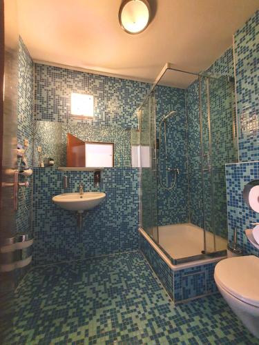 Bathroom, R&B Hotel in Marzahn Bathroom, R&B Hotel in Marzahn