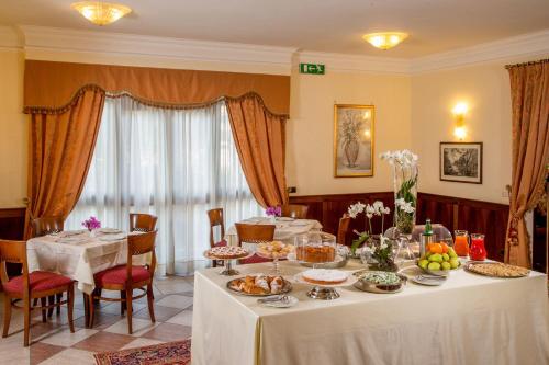 Food and beverages, Marini Park Hotel in Castel di Leva Food and beverages, Marini Park Hotel in Castel di Leva