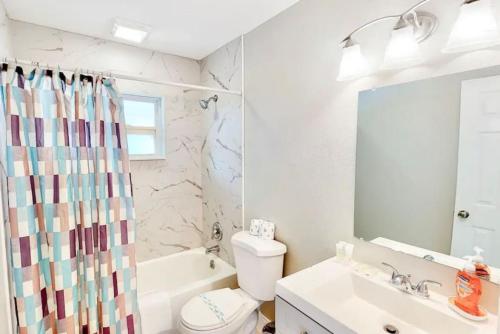 Bathroom, Blue Diamond Bungalow in Port Orange (FL) Bathroom, Blue Diamond Bungalow in Port Orange (FL)