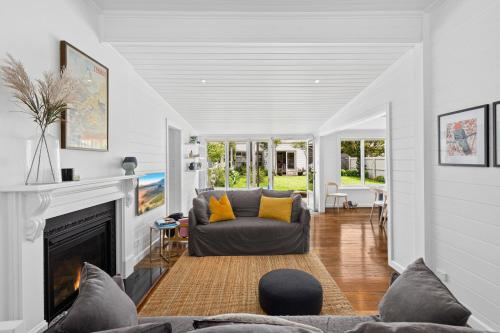 Guestroom, Picturesque 3-Bed Rural Cottage with a Lush Garden in Burrawang Guestroom, Picturesque 3-Bed Rural Cottage with a Lush Garden in Burrawang