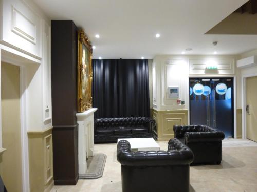 Shared lounge/TV area, Real Dreams Hotel in Greater London East Shared lounge/TV area, Real Dreams Hotel in Greater London East