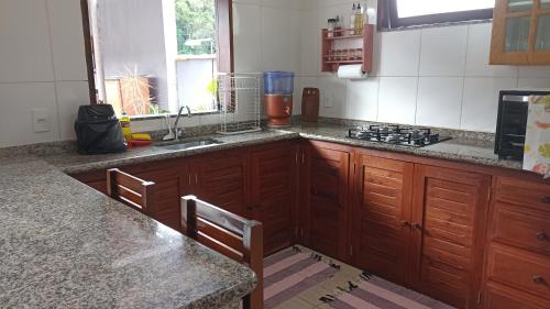 keuken, Casa roxa com piscina em condomínio (Casa roxa com piscina em condominio) in Pantanal keuken, Casa roxa com piscina em condomínio (Casa roxa com piscina em condominio) in Pantanal