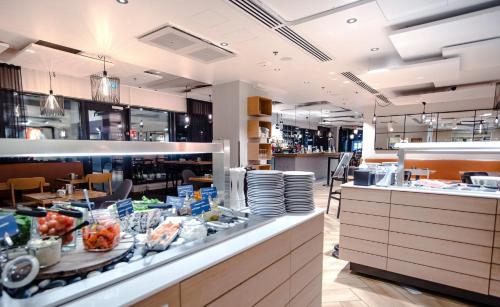 Food and beverages, Hotel Indigo Helsinki-Boulevard By IHG in Helsinki Food and beverages, Hotel Indigo Helsinki-Boulevard By IHG in Helsinki