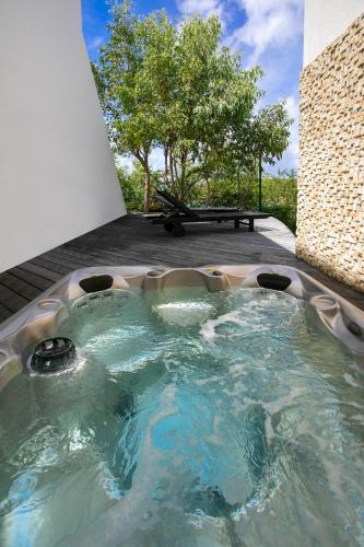 The Black Palm in Indigo Bay The Black Palm in Indigo Bay