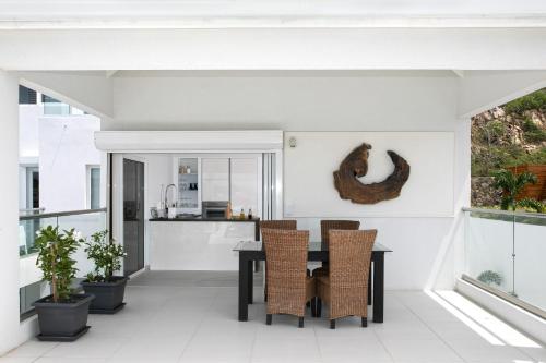 The Black Palm in Indigo Bay The Black Palm in Indigo Bay