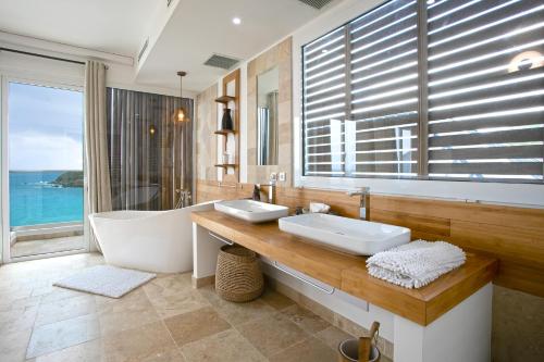 The Black Palm in Indigo Bay The Black Palm in Indigo Bay