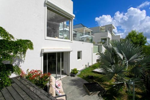 The Black Palm in Indigo Bay The Black Palm in Indigo Bay