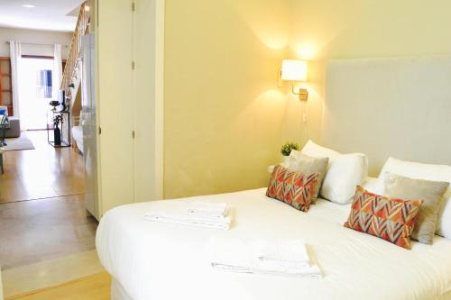 HomeySeville-Penthouse Cathedral Tomas de Ibarra St 6 pax, Parking Optional