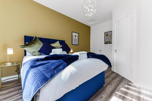 Lovely Two Bedroom with Ensuite Bathrooms