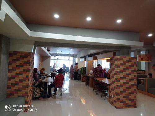 Restaurant, Miko Rooms and Capsules Hotel in Waru Restaurant, Miko Rooms and Capsules Hotel in Waru