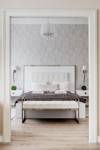 De Luxe 1-bedroom, 2-bathroom Condo in the Center